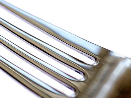 دندانه هاي يک چنگال از نماي نزديک