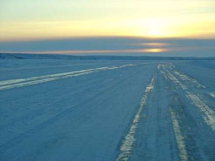 رودخانه اي که در زمستان تبديل به جاده ميشود!