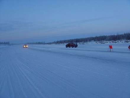 رودخانه اي که در زمستان تبديل به جاده ميشود!