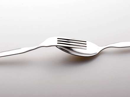 چنگالي روي قاشق