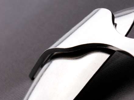 چنگالي روي قاشق از نماي کناري