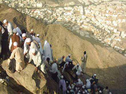 غار حرا و زائران در حال زيارت و نماز