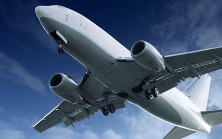 هواپيماي مسافربري از نماي زيرين