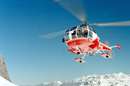 بالگرد (هليکوپتر)  سفيد و قرمز امداد و نجات در کوهستان برفي
