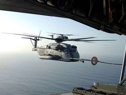 هليکوپتر جنگنده سيسکوري مدل ch-53 در حال سوختگيري