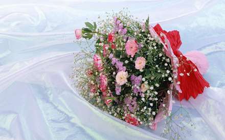 يک دسته گل روي پارچه اي سفيد