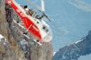 بالگرد (هليکوپتر) سفيد و قرمز امداد و نجات در کوهستان برفي