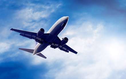 هواپيماي مسافربري از نماي زيرين