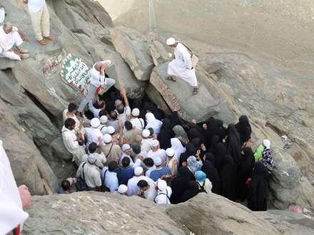 غار حرا و زائران در حال زيارت و نماز