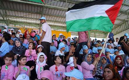 اثر دستان كودكان فلسطيني بر روی پارچه