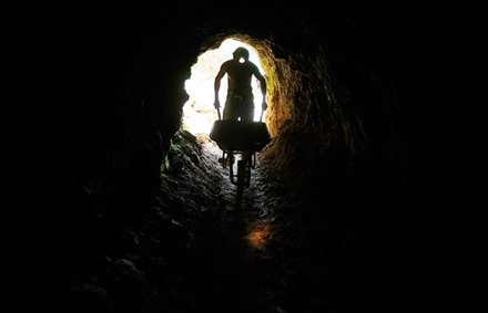 طــــلا  از اکتشاف، استخراج، فرآوري، استحصال و استفاده از آن به روايت تصوير