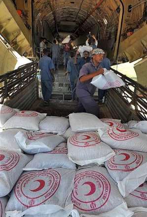 گزارش تصویری از تخلیه محموله اهدایی هلال احمر ایران به قحطی زدگان سومالی