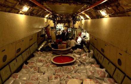 گزارش تصویری از تخلیه محموله اهدایی هلال احمر ایران به قحطی زدگان سومالی