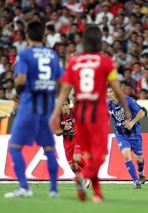 دیدار تیم های فوتبال استقلال و پرسپولیس « شهرآورد»