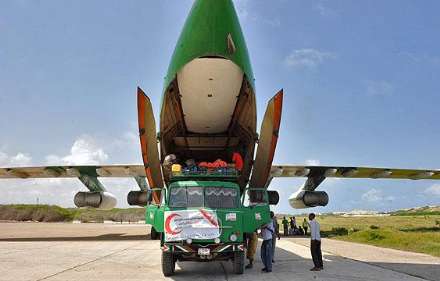 گزارش تصویری از تخلیه محموله اهدایی هلال احمر ایران به قحطی زدگان سومالی