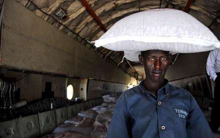 گزارش تصویری از تخلیه محموله اهدایی هلال احمر ایران به قحطی زدگان سومالی