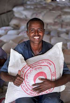 گزارش تصویری از تخلیه محموله اهدایی هلال احمر ایران به قحطی زدگان سومالی