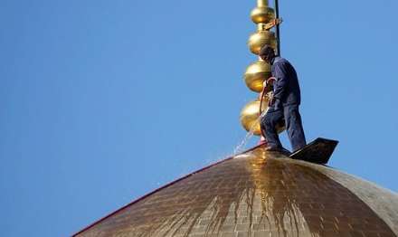 گزارش تصویری از شستشوی گنبد حرم امام رضا (ع)