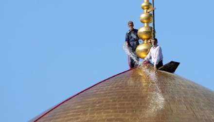 گزارش تصویری از شستشوی گنبد حرم امام رضا (ع)