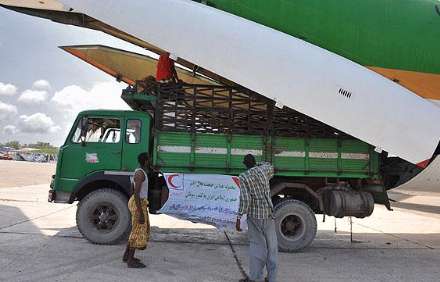 گزارش تصویری از تخلیه محموله اهدایی هلال احمر ایران به قحطی زدگان سومالی
