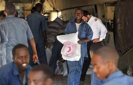 گزارش تصویری از تخلیه محموله اهدایی هلال احمر ایران به قحطی زدگان سومالی