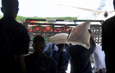 گزارش تصویری از تخلیه محموله اهدایی هلال احمر ایران به قحطی زدگان سومالی