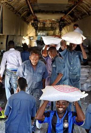 گزارش تصویری از تخلیه محموله اهدایی هلال احمر ایران به قحطی زدگان سومالی