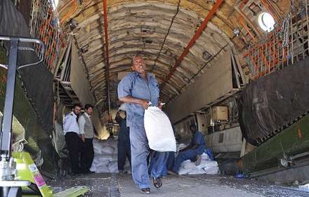 گزارش تصویری از تخلیه محموله اهدایی هلال احمر ایران به قحطی زدگان سومالی