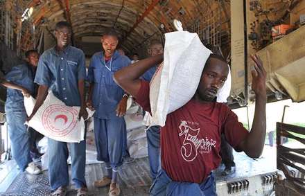 گزارش تصویری از تخلیه محموله اهدایی هلال احمر ایران به قحطی زدگان سومالی