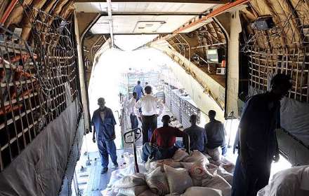 گزارش تصویری از تخلیه محموله اهدایی هلال احمر ایران به قحطی زدگان سومالی