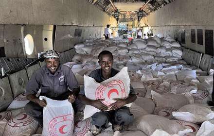 گزارش تصویری از تخلیه محموله اهدایی هلال احمر ایران به قحطی زدگان سومالی
