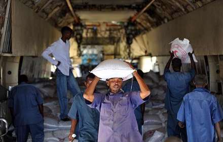 گزارش تصویری از تخلیه محموله اهدایی هلال احمر ایران به قحطی زدگان سومالی