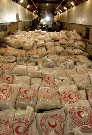 گزارش تصویری از تخلیه محموله اهدایی هلال احمر ایران به قحطی زدگان سومالی