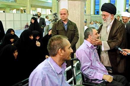 تصاویر دیدار مقام معظم رهبری با جانبازان قطع نخاعی