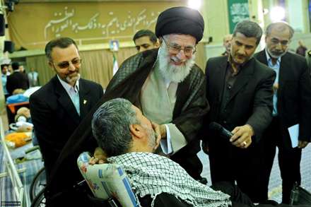 تصاویر دیدار مقام معظم رهبری با جانبازان قطع نخاعی