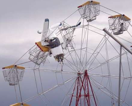 گزارش تصویری از برخورد هواپیما با چرخ و فلک