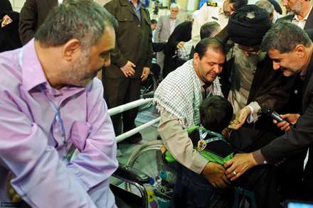 تصاویر دیدار مقام معظم رهبری با جانبازان قطع نخاعی