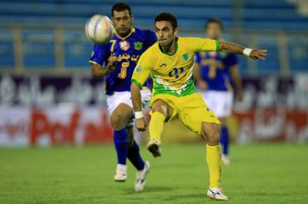 دیدار فوتبال میان تیم های فوتبال راه آهن تهران و صنعت نفت آبادان