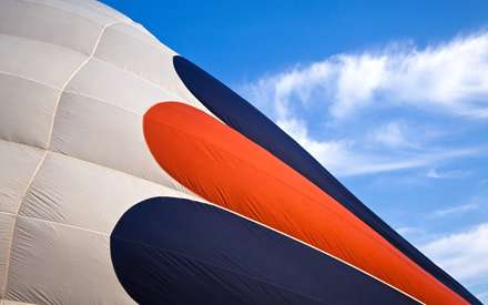 بالنی روی زمین از نزدیک در حال پر شدن از گاز هلیم