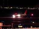 هواپیمای مسافربری کشور ژاپن در باند فرودگاه در شب