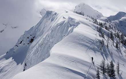 عبور مردی تنها از کوهستان برفی