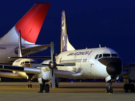 هواپیمای مسافربری کشور ژاپن در باند فرودگاه