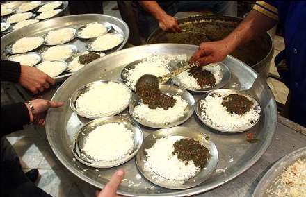 تهیه و توزیع نذری عزاداران اباعبدالله الحسین(ع)