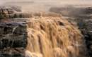 منظره ای از یک آبشار در چین