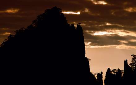 منظره ای از طبیعت کوهستانی چین در حال غروب