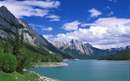 منظره ای از یک دریاچه کنار طبیعتی سرسبز و کوهستان در کانادا