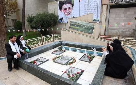 مراسم ازدواج یک زوج دانشجو در جوار مزار شهداء گمنام