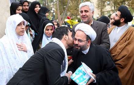 مراسم ازدواج یک زوج دانشجو در جوار مزار شهداء گمنام