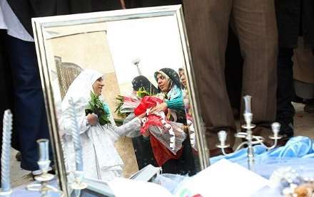 مراسم ازدواج یک زوج دانشجو در جوار مزار شهداء گمنام