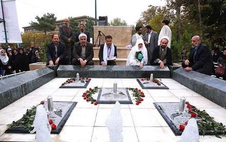 مراسم ازدواج یک زوج دانشجو در جوار مزار شهداء گمنام